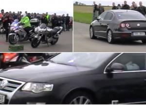 Policisté s Passatem a motorkami závodili na českém motosrazu!