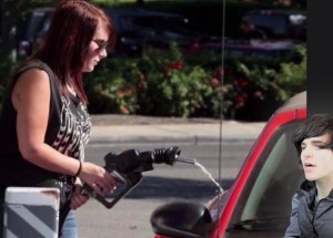 Zabořila auto do čerstvého betonu a čekala na pomoc