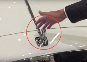 Co se stane, když se pokusíte ukrást sošku z Rolls Royce? Tohle vás dostane!