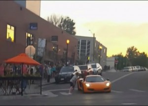 Řidič luxusního vozu dal přednost chodci a to neměl dělat!