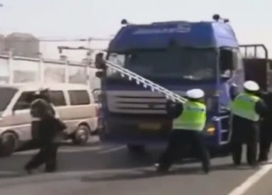 Chtěl ujet policii a to neměl dělat!