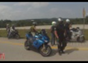 Jako červený hadr na býka působilo policejní auto na motorkáře