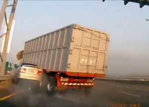 Dostal řidič kamionu mikro spánek a podívejte se, co způsobil