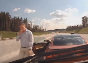 Ruský řidič BMW vybrzdil a donutil zastavit sanitku uprostřed dálnice. To je blázen!