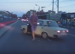 Ruský agresor chtěl zmlátit řidiče, následně se vyboural. Karma existuje!