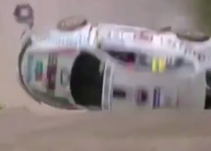 Zkuste uhodnout, kolikrát se auto přetočí na střechu