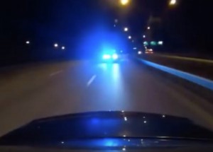 Nejlepší dech beroucí policejní honička na internetu. Tento Švéd to dotáhl do totálních extrémů!