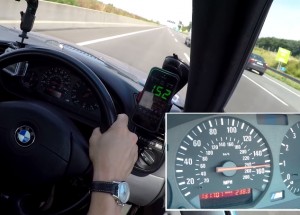 Vzal si své BMW E36 M3 a chtěl si to protáhnout na dálnici. Rychlost tohoto staršího BMW vás oslní!