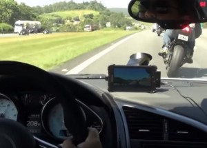 Toto je Need for Speed ve skutečnosti. Blázen s Audi R8 se zběsile naháněl na dálnici s motorkáři!