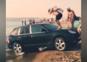 Není u vody skluzavka, nevadí, auto ji nahradí!