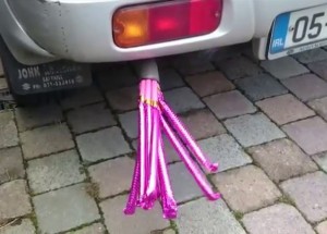 Ucpali výfuk frkačkami, když nastartovali, nechápali co se děje!