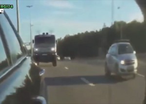 I když jeli 130, podívejte, co udělal řidič nákladního vozu za nimi
