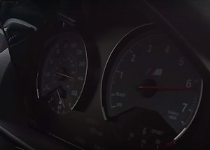 Vytáhl své BMW M2 na německou dálnici. Když jede, ostatní auta jakoby stála!