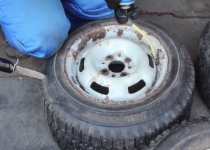 Zalepil pneumatiky pěnou a otestoval je