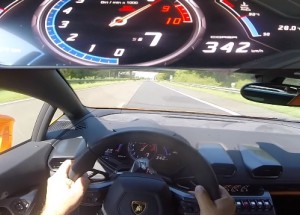 Jak vypadá 342km/h na dálnici? Tento blázen vám to ukáže!