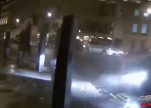 Unikla slečna na poslední chvilku, řítícímu se luxusnímu vozu