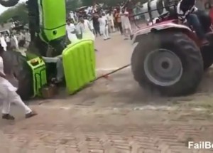 V zápalu boje, při přetahovaná traktorů, poražený málem přišel o život!