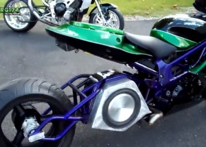 Duní přímo muzikou.