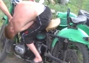 Byl tak opilý, že ho policie nemohla probudit!