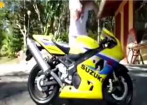 Co se stane s touto motorkou, když přijde majitel, vás pobaví!