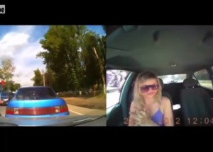 Zároveň sledujte nehody na silnici a reakce uvnitř auta.