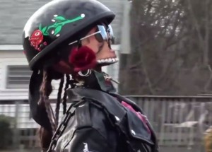 Nechtěla se motorka rozjet a tak udělali toto