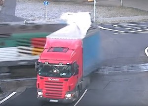 Polský řidič náklaďáku vjel ve Frýdku-Místku přímo před projíždějící vlak. Z návěsu nezbylo nic!