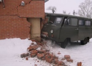 Při srážce s domem, dopadlo auto líp