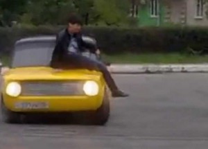 Driftoval okolo kamaráda tak nebezpečně blízko až. . .