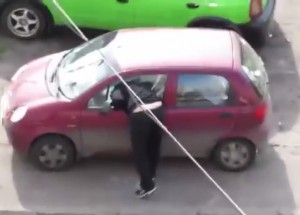 Než policie zareagovala na volání o pomoc, podívejte se, kolik aut výtržník stihl rozbít!