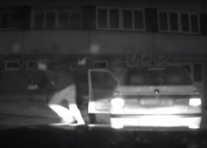 Neuvěřitelná policejní honička! Ujíždějící řidič Felicie vyskočil za jízdy!