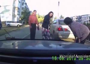 Pustili manželku za volant. Nestačili se divit co s vozidlem provádějí!