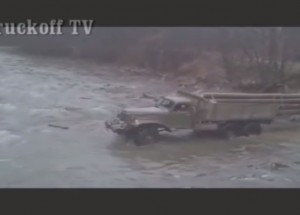 Plavení klád v náklaďáku