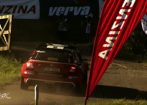 Podívejte se, jak Jan Kopecký na Barum Rally zavřel bránu svému soupeři. Vtipná situace!