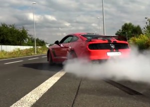 Podívejte se, jak Češi řádí s pěti set koňovým Mustangem. Ten zvuk je prostě dokonalý!