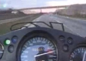 Motorkář praskal po dálnici více jak 300 km/h! Podívejte se na šílené video.