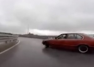 Sestřih toho nejlepšího driftování v ulicích. Toto jsou úplní blázni!