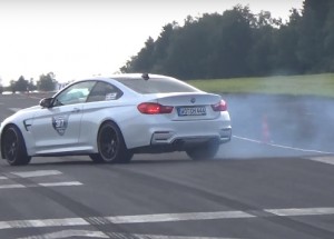Tenhle řidič BMW M4 se na sprintech opravdu ukázal. Byl jen kousek od obří nehody!