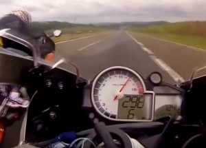 Pět minut zběsilého závodění motorkářů s BMW a Hondou. Neskuteční blázni!