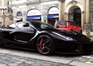 Ferrari LaFerrari terorizující Prahu. Tohle je brutální nářez!