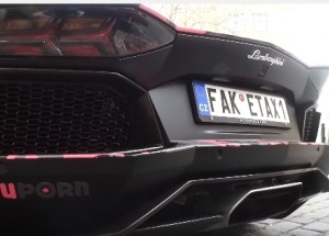 Jak vůbec vypadá auto, ve kterém se točí péčko? Tohle Fake taxi potkáte v Praze!