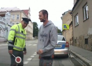 Policisté zastavili řidiče kvůli nesvítícímu světlu. Jak celou situaci vyřešil vás pobaví!
