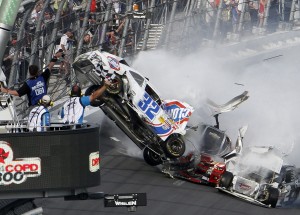 Drsný konec závodu NASCAR!