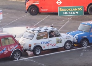 Sledujte mistra světa v parkování couváním do podélného místa. Volný prostor se měří na milimetry!