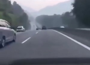 Další mladíci si spletli Need for Speed s reálným životem. Takhle riskovali v běžném provozu!