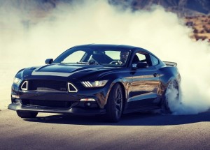 Podívejte se, jak driftuje nový Mustang. Tohle auto je prostě boží!