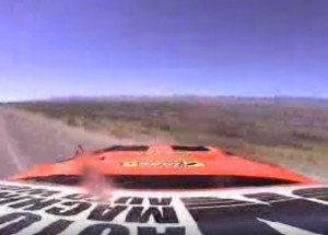 Bouračku Nissanu 350Z v rychlosti 300 km/h. Mohl tohle řidič přežít?