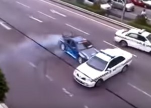 Rychle a zběsile v reálném životě! Tento řidič si udělal totální srandu z policistů!