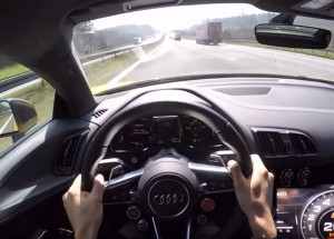 Řidič prohnal svoji Audi R8 V10 Plus na německé dálnici. Tohle auto musíme mít!