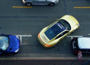 Závěrečná zkouška autoškoly v Porsche 911. Tohle by mělo být u nás!